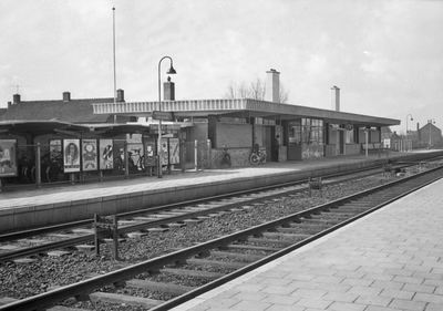 153106 Gezicht op de perronzijde van het N.S.-station Hardinxveld-Giessendam te Hardinxveld-Giessendam.